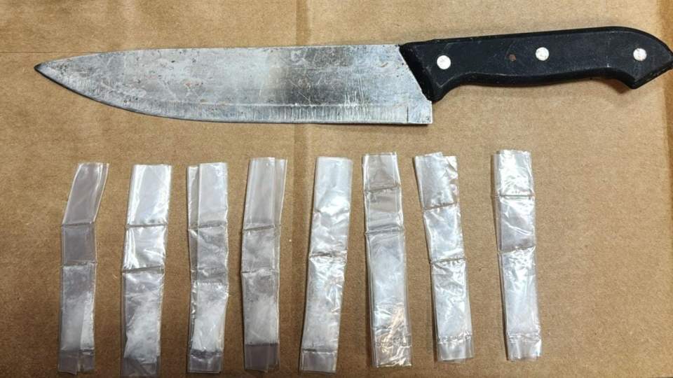 Operativo coordinado del Gobierno de Sonora detiene a menor con arma blanca y narcótico.